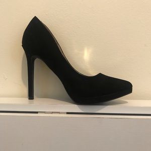 Report black pointed heels
